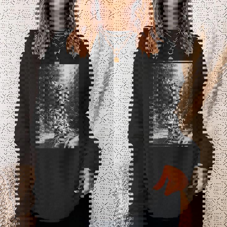 おもしろいアライグマ乗馬トラ驚いた怖い猫の自撮り。 スウェットシャツ 彼女への贈り物