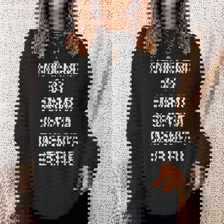 かわいいことわざ、面白い皮肉なニーエンバーマーと私の猫。 長袖tシャツ スウェットシャツ 彼女への贈り物