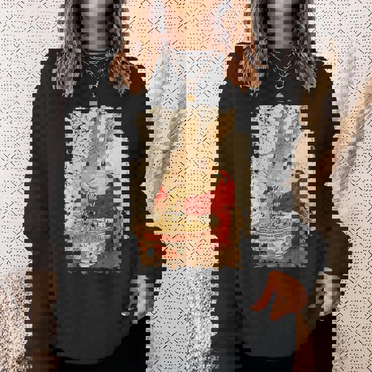 かわいいウサギが麺をすする スウェットシャツ 彼女への贈り物