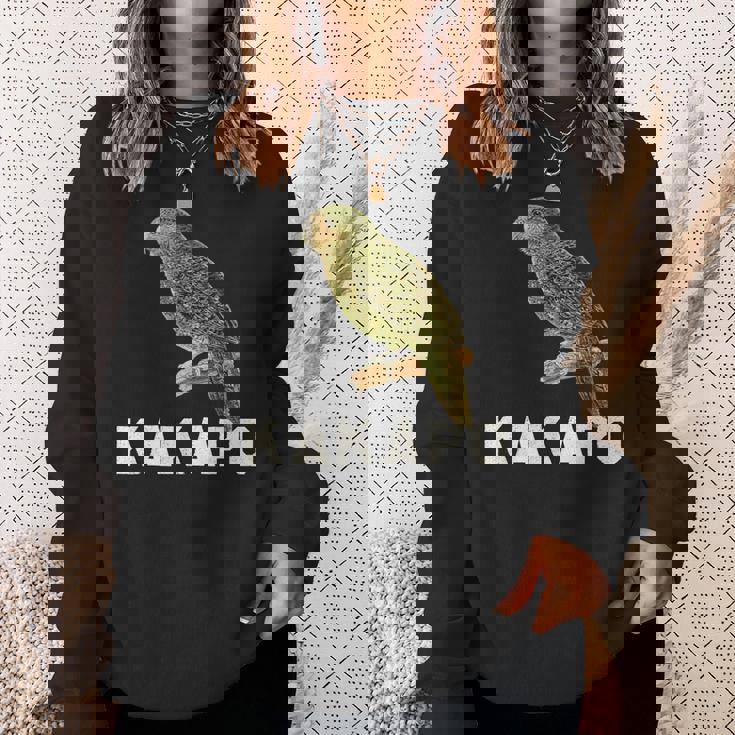 かわいいカカポの鳥が木に座っている スウェットシャツ 彼女への贈り物