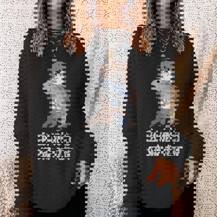 かわいいカワウソと魚と面白い言い方おかしいカワウソ スウェットシャツ 彼女への贈り物