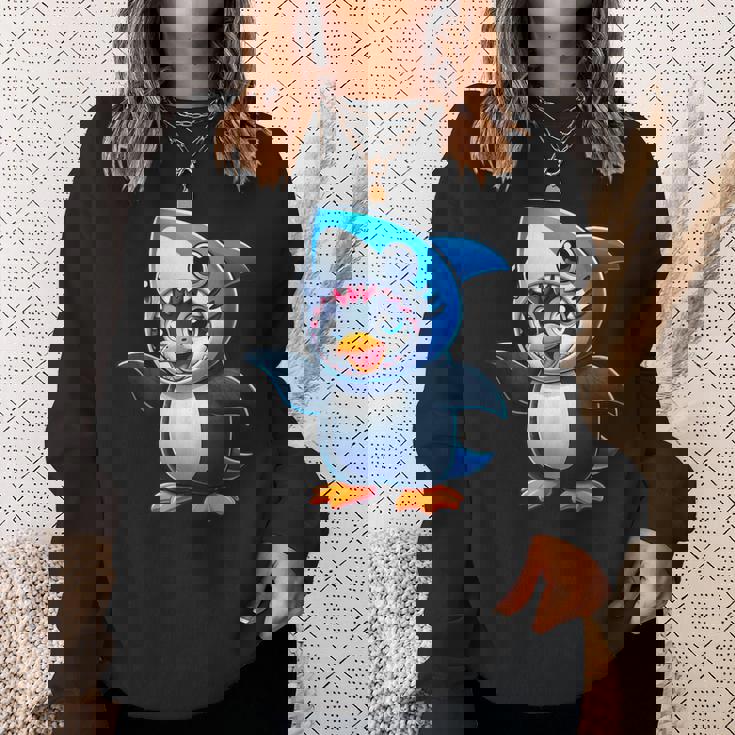 かわいいペンギンのサメのフュージョン漫画コスチューム。 スウェットシャツ 彼女への贈り物