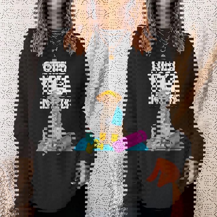 かわいい黄色いラブラドールヨガの先生が犬の子犬のためにヨガを作ります。 スウェットシャツ 彼女への贈り物