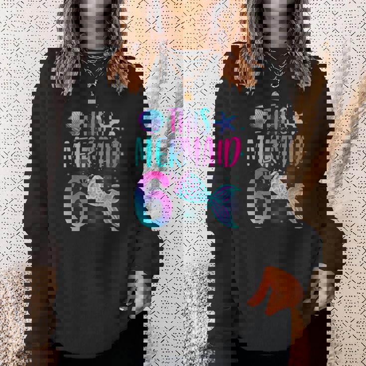 このマーメイドは6歳の6歳の誕生日マーメイドガールパーティーです。 スウェットシャツ 彼女への贈り物