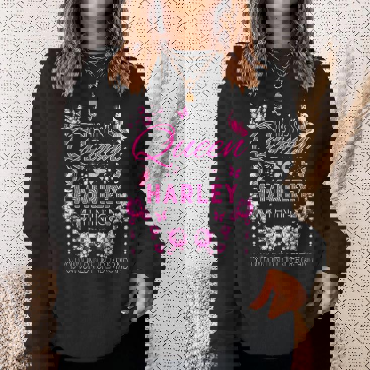 これはハーレーダビッドソンの女王の名前入り誕生日です。 スウェットシャツ 彼女への贈り物