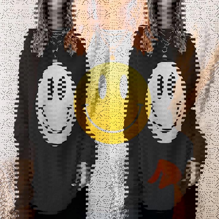 イエロー スマイル ハッピー ピース スマイル フェイス かわいい ユーモア すごい スウェットシャツ 彼女への贈り物