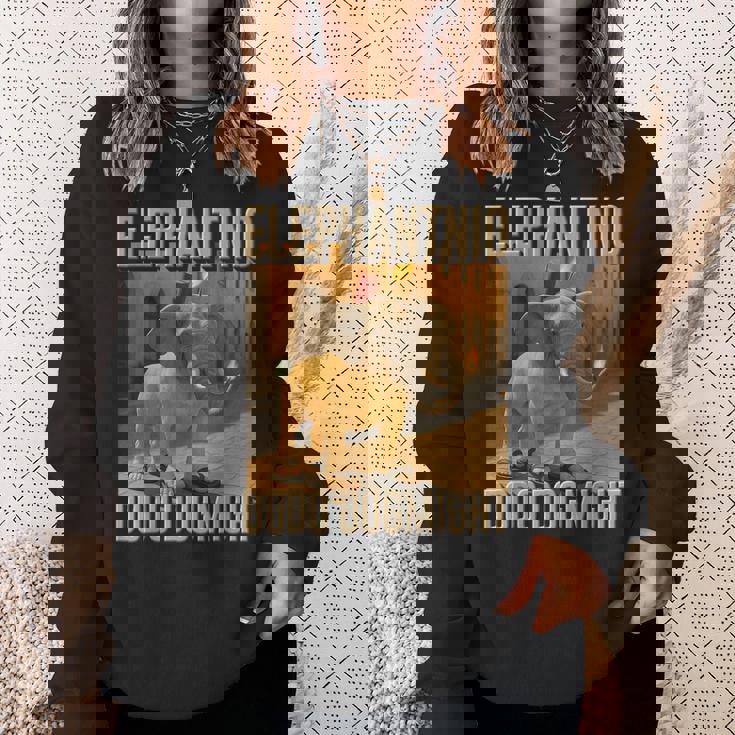 イタリアンブレインロットキャラクター エレファントニオ・ドードー ドッグマイ・ミーム スウェットシャツ 彼女への贈り物