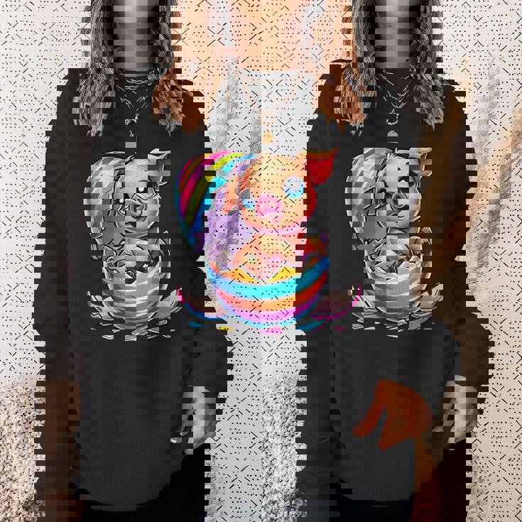 イースターエッグのかわいい赤ちゃん豚の漫画アート。 スウェットシャツ 彼女への贈り物