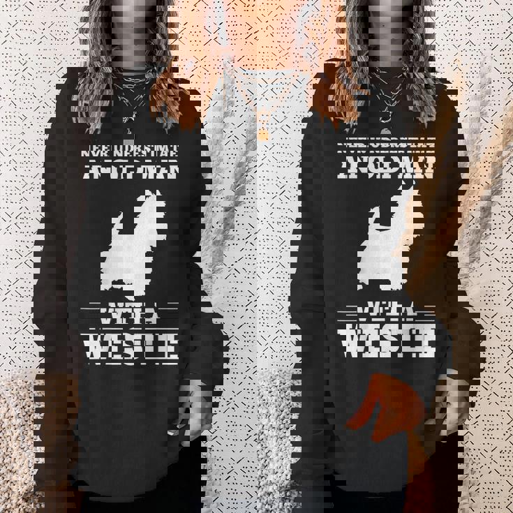 ウェスティ・ドッグを飼っている老人を決して過小評価しないでください スウェットシャツ 彼女への贈り物