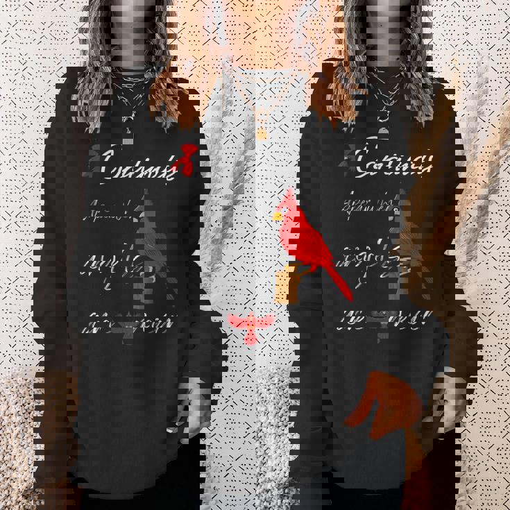 エンジェルが近くにいるとカーディナルが現れる スウェットシャツ 彼女への贈り物