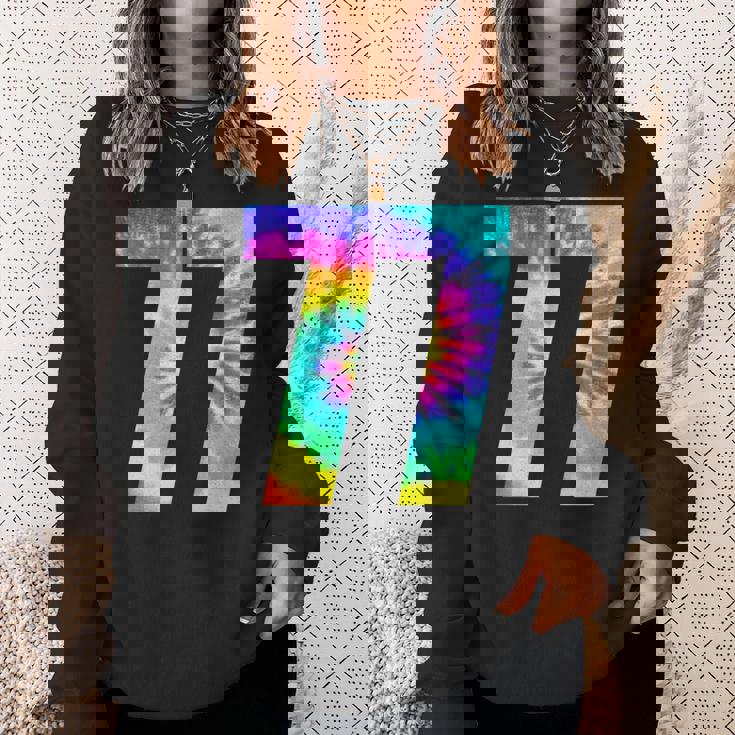 カラフルな絞り染め 77歳の誕生日または77番のチームイベント スウェットシャツ 彼女への贈り物