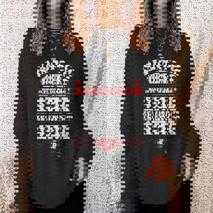 カート・スズキ Always Be Yourself Gameday スウェットシャツ 彼女への贈り物