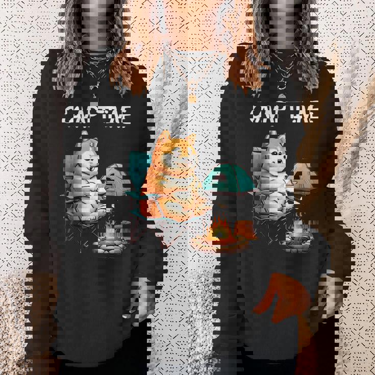 キャンプ Camp Time アウトドア 焚火 おもしろ 犬 柴犬好き 柴犬 名言 文字 面白い ふざけた ネタ スウェットシャツ 彼女への贈り物