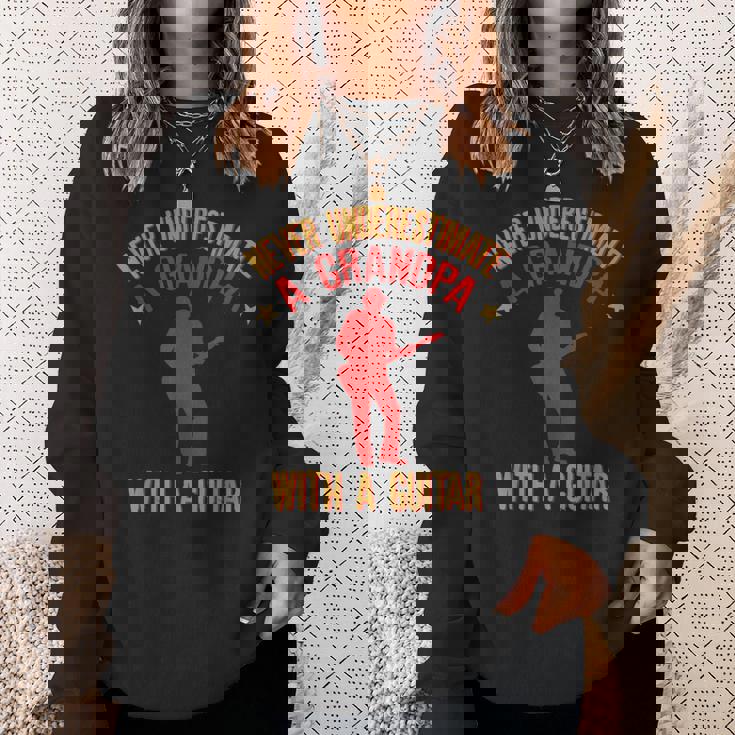 ギターを持ったおじいちゃんを決して過小評価しないでください スウェットシャツ 彼女への贈り物