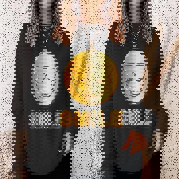 ゴールデン スマイル（フェイク ゴールド風）スマイリー フェイス ニコニコ 笑顔 サングラス 面白い 色 スウェットシャツ 彼女への贈り物