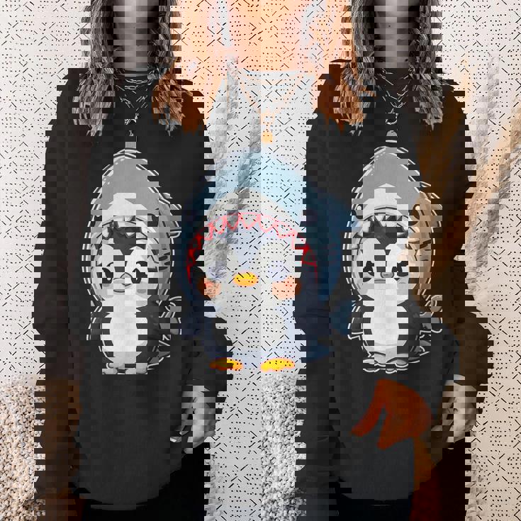 サメのコスチュームを着た面白いペンギン スウェットシャツ 彼女への贈り物