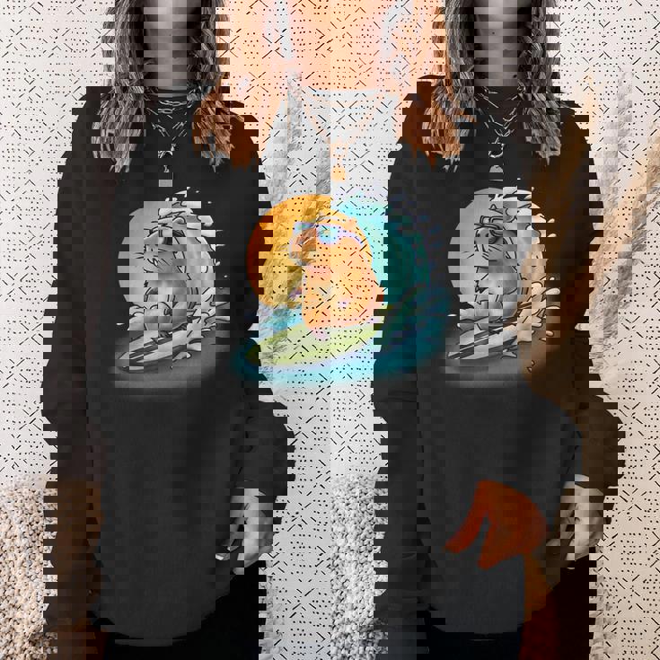 サングラスでサーフィンカピバラ スウェットシャツ 彼女への贈り物