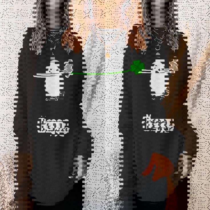 シマエナガ『四つ葉のクローバー』白い鳥【どうぶつフレンズ】動物 ゆるくて かわいい キャラクター イラスト スウェットシャツ 彼女への贈り物