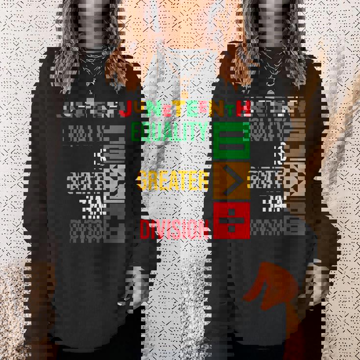 ジューンティーンスの平等は分裂よりも大きい スウェットシャツ 彼女への贈り物