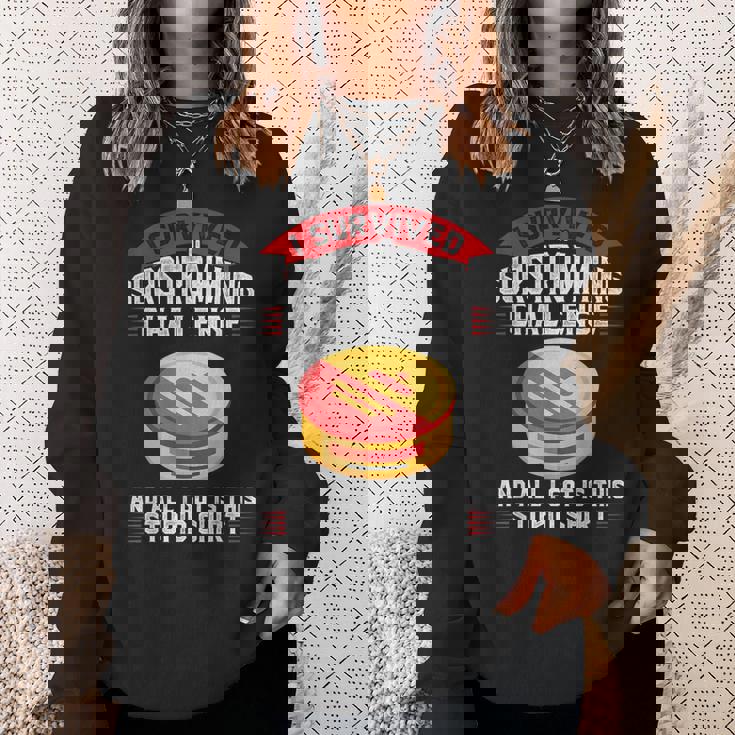 スウェーデンのシュールストレミング・チャレンジを生き延びた スウェットシャツ 彼女への贈り物