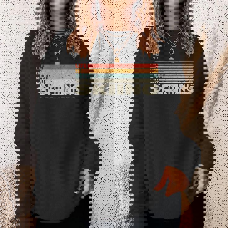 スキースノースキーヤーとレトロなスノウスキーで人生はより良い。 スウェットシャツ 彼女への贈り物