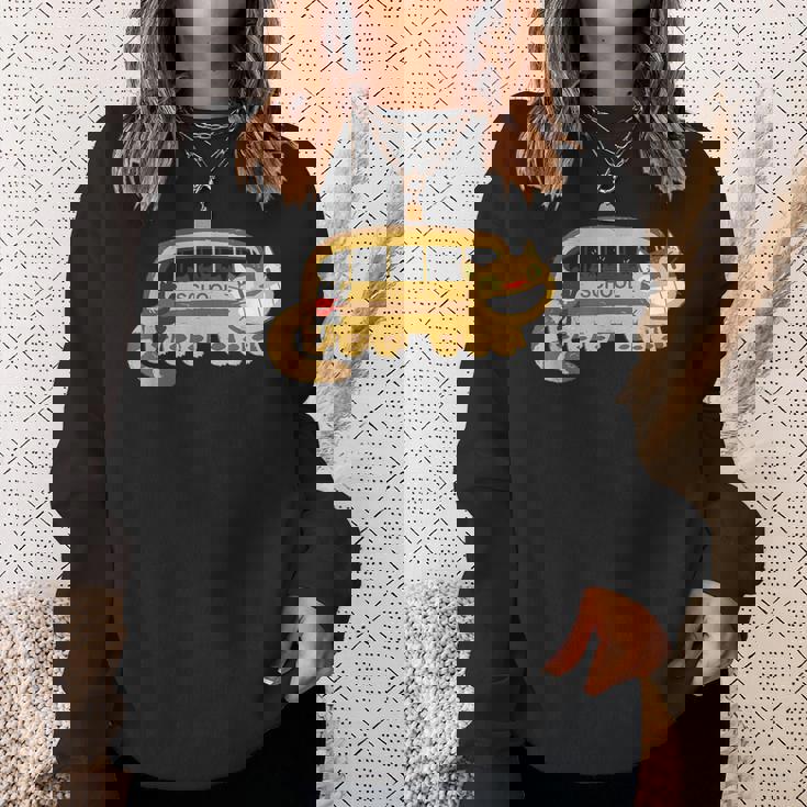 スクールキャットバスに向かうキャットバスの猫たち スウェットシャツ 彼女への贈り物