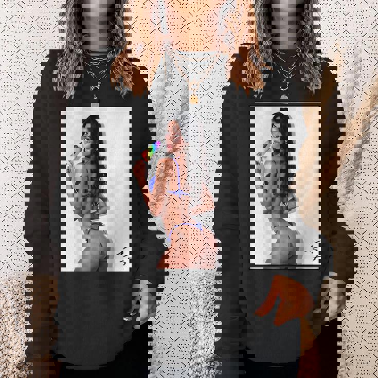 セクシーガールグラフィックtシャツ アイスポップのセクシーなラティーナブーティーガール。 スウェットシャツ 彼女への贈り物