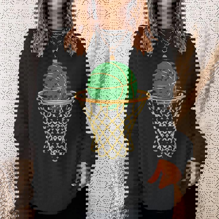 セントパトリックバスケットボールグリーンシャムロックバスケットボール スウェットシャツ 彼女への贈り物