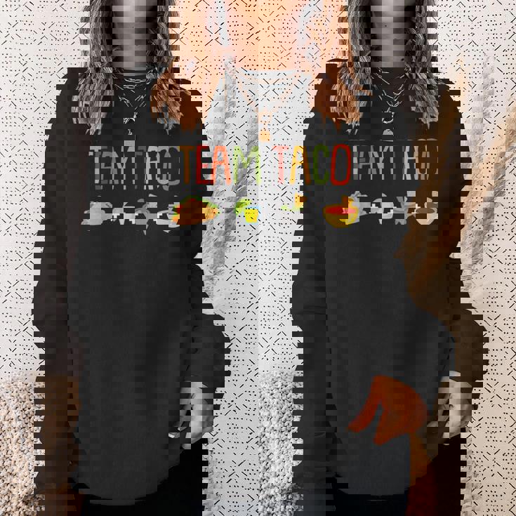 タコチューズデイの楽しみは、タコス好きのためのデザイン スウェットシャツ 彼女への贈り物