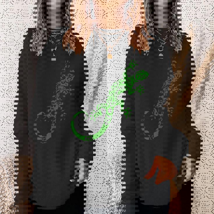 トカゲ グリーン トライバル パターン ペット ヤモリ アニマル スウェットシャツ 彼女への贈り物