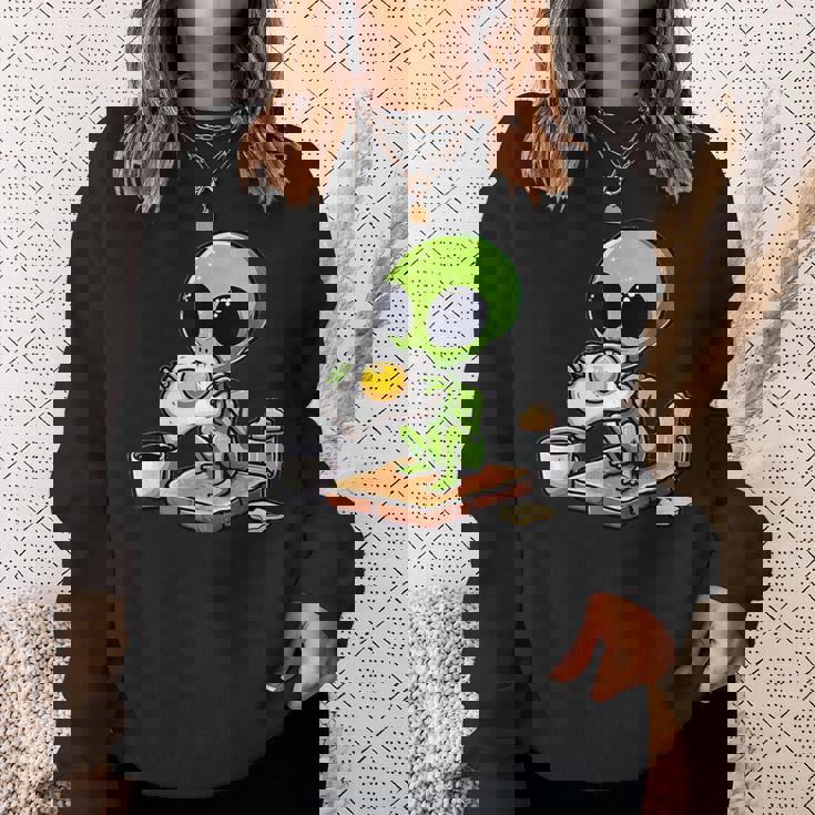 トーストに目玉焼きを食べるエイリアン スウェットシャツ 彼女への贈り物