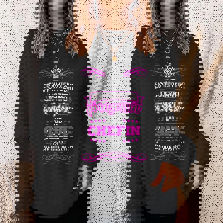 ドイツ語のテキスト「Gleichzeitig Prinzessin Chefin」と書かれた最高のシェフィンの言葉 スウェットシャツ 彼女への贈り物