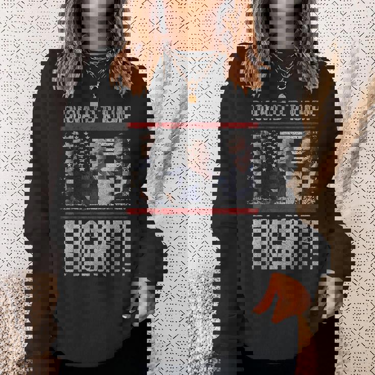 ドナルド・トランプ拳ポンプ We Fight American Flag Trump 2024 スウェットシャツ 彼女への贈り物