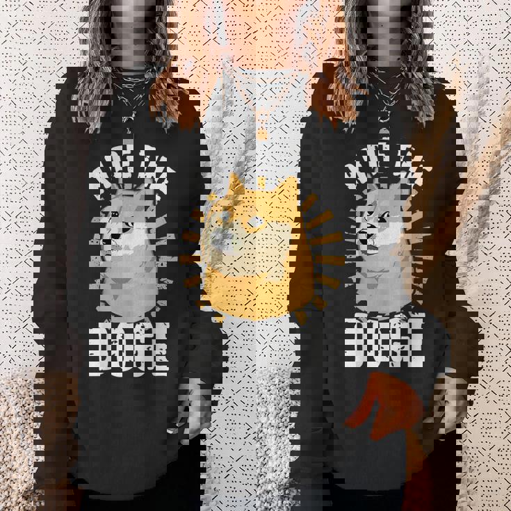 ドージコイン クリプト ライド ザ ドージ 面白い Memecoin スウェットシャツ 彼女への贈り物