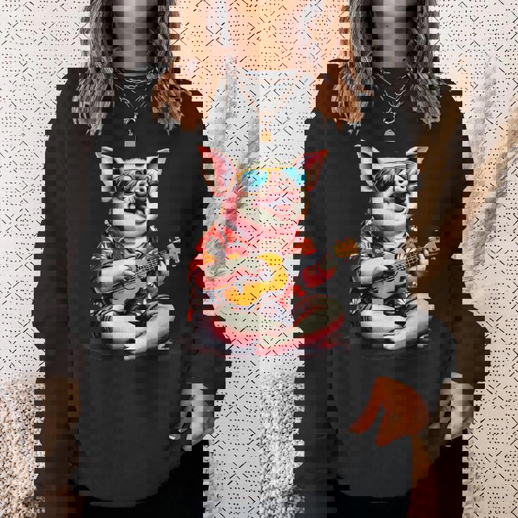 ハワイアンシャツを着たブタ、ウクレレ遊び。 スウェットシャツ 彼女への贈り物