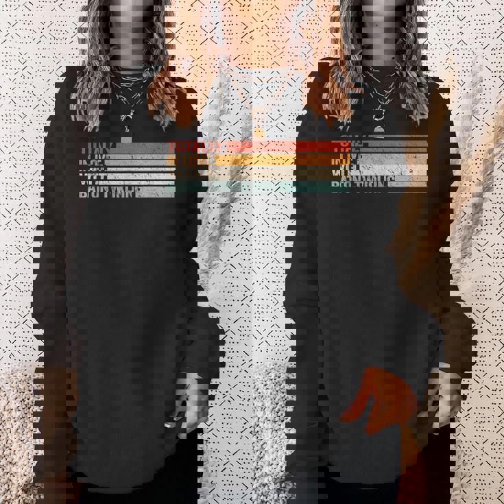 バトントワリングのレトロなバトントワーラーに完全に恋をしています。 スウェットシャツ 彼女への贈り物