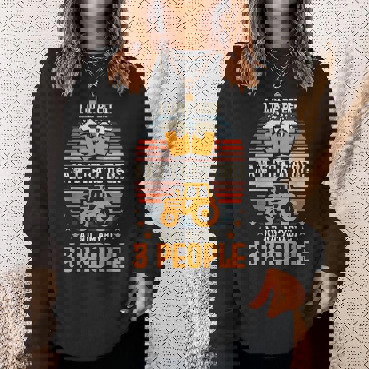 ビールとトラクターが好きで、たぶん3人で農作業をしています。 スウェットシャツ 彼女への贈り物