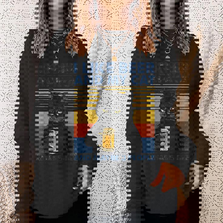 ビール好きで猫が手にビールを飲んでビール友達を応援 スウェットシャツ 彼女への贈り物