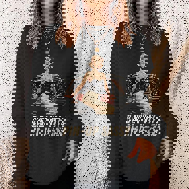 ピンナップガール クラシック オールドカー クラッシー ピンナップ生意気付き スウェットシャツ 彼女への贈り物