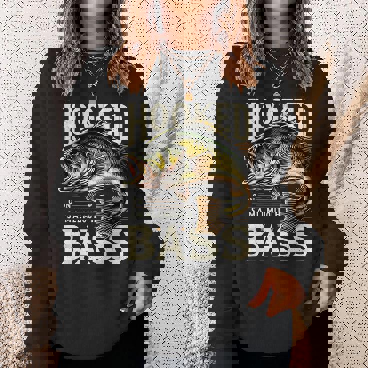 フックオンスモールマウスバスフィッシングシャツ スウェットシャツ 彼女への贈り物