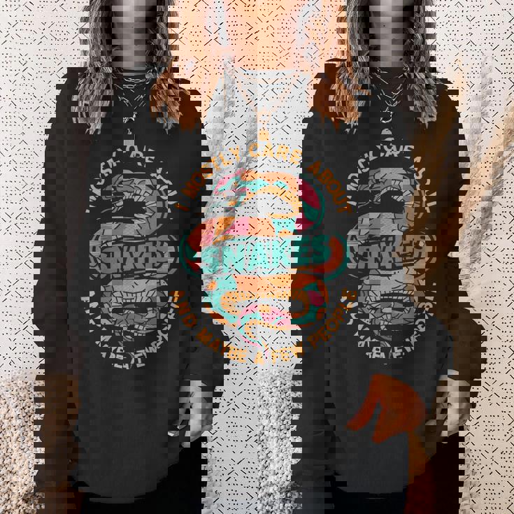 ヘビのお世話 面白い スウェットシャツ 彼女への贈り物