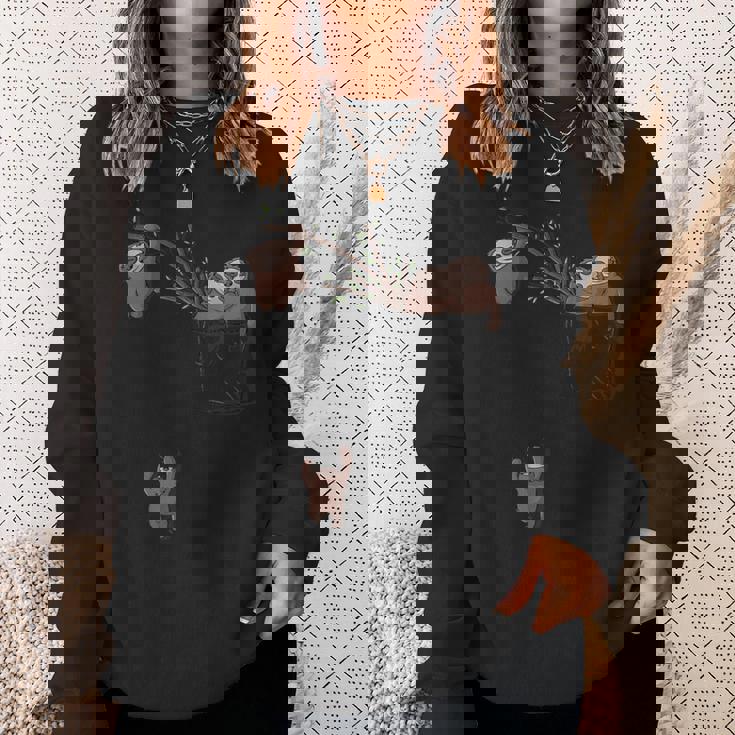 ポケットで遊ぶかわいいナマケモノの家族 スウェットシャツ 彼女への贈り物