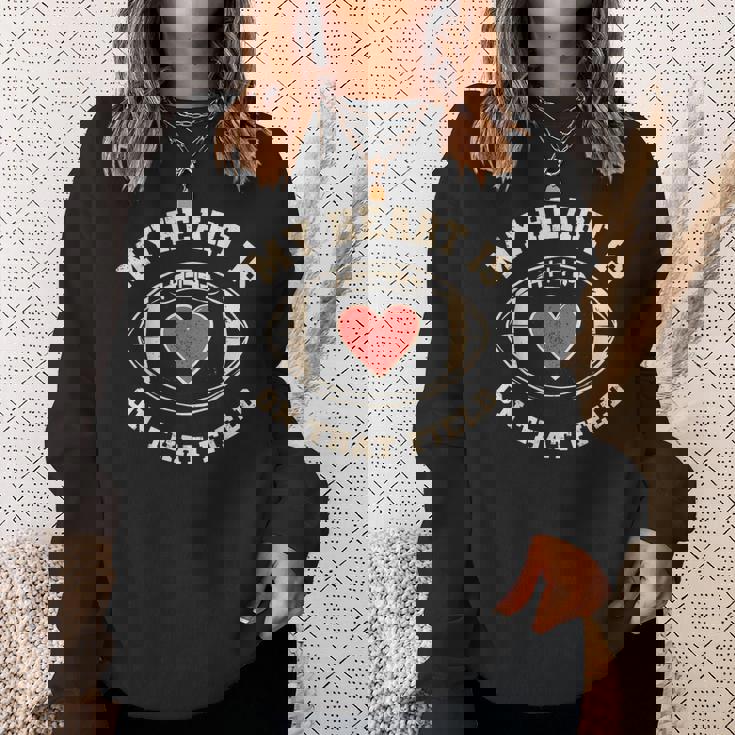 マイ・ハート・イズ・オン・ザッド・フィールド—ファニー・フットボール スウェットシャツ 彼女への贈り物