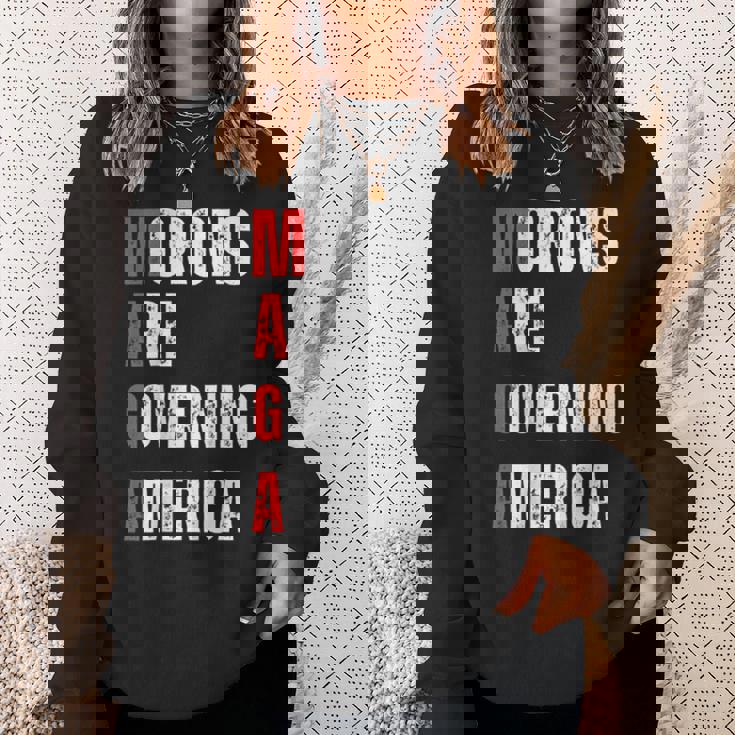 モロンはアメリカを支配している政治的ユーモアの自由のスピーチ スウェットシャツ 彼女への贈り物