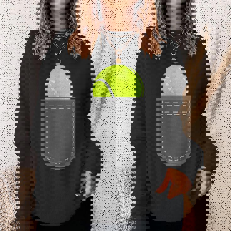 ユーモラスなテニスプレーヤーのための偽のポケットに入った面白いテニスボール スウェットシャツ 彼女への贈り物