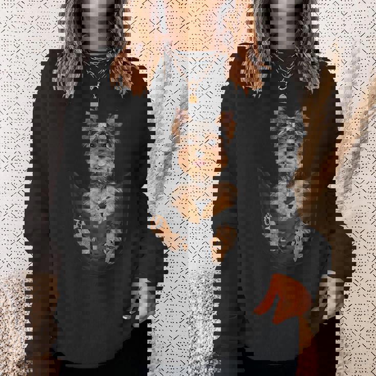 ヨークシャーテリアをポケットに入れて、ヨーキー犬愛好家に。 スウェットシャツ 彼女への贈り物