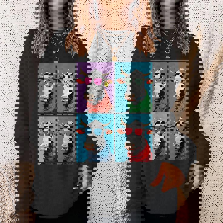 不機嫌そうな牛、エッジの効いた牛のグラフィックデザイン 牛好き向け スウェットシャツ 彼女への贈り物