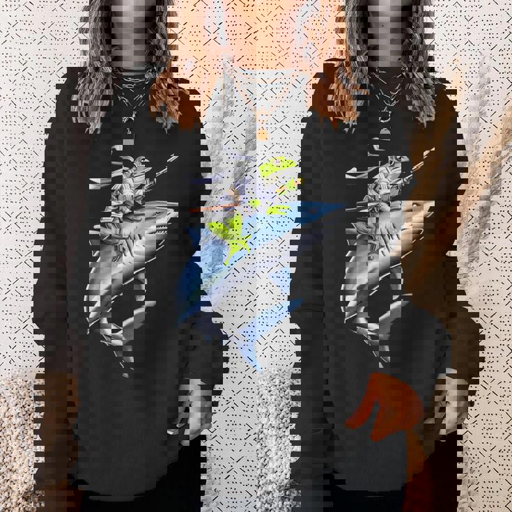 侍ニンジャカエルがサメに乗る日本の戦士面白い スウェットシャツ 彼女への贈り物