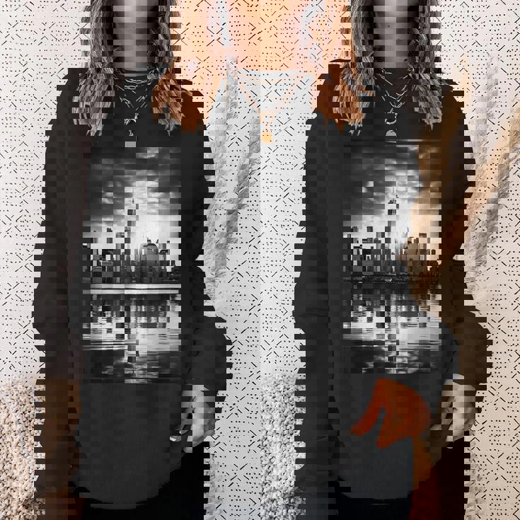 反射写真付き都市のモノクロ写真 スウェットシャツ 彼女への贈り物