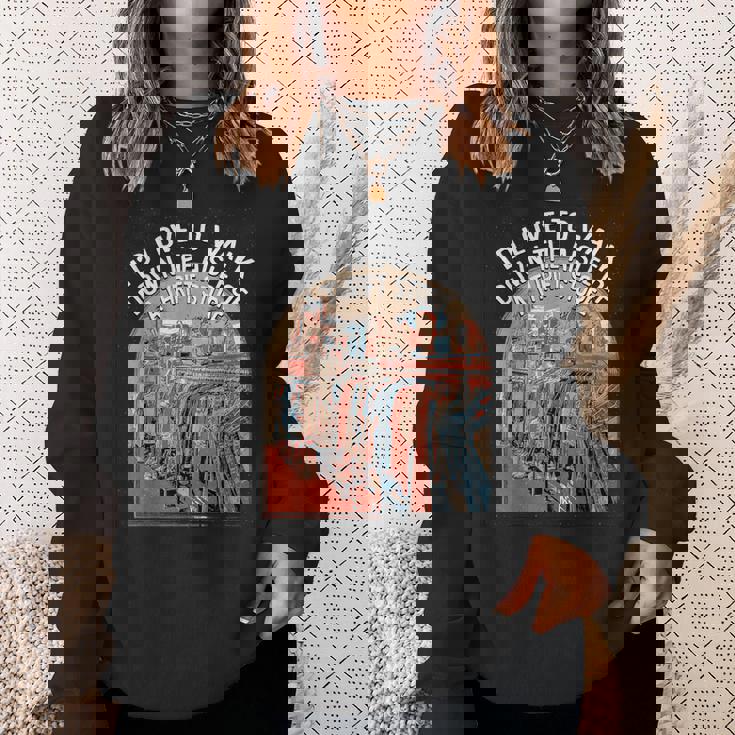 古着屋の通路を歩く面白い古着愛好家 スウェットシャツ 彼女への贈り物